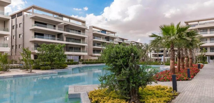 شقه دور ارضي بحديقه 135 م للبيع في ليك فيو ريزدنس