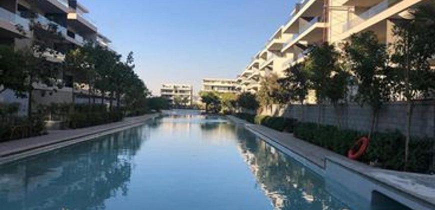 شقه دور ارضي بحديقه 135 م للبيع في ليك فيو ريزدنس