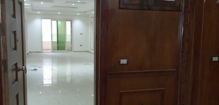للبيع شقة في سموحة (200م) خطوات من شارع فوزي معاذ و ميدان علي ابن ابي طالب بمطلات بحرية مفتوحة