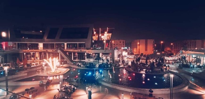 بالتقسيط استلام فوري محل تجاري في اكبر مول في القاهرة الجديدة the yard موقع مميز
