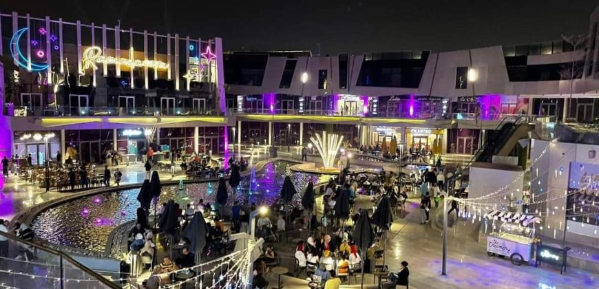 بالتقسيط استلام فوري محل تجاري في اكبر مول في القاهرة الجديدة the yard موقع مميز