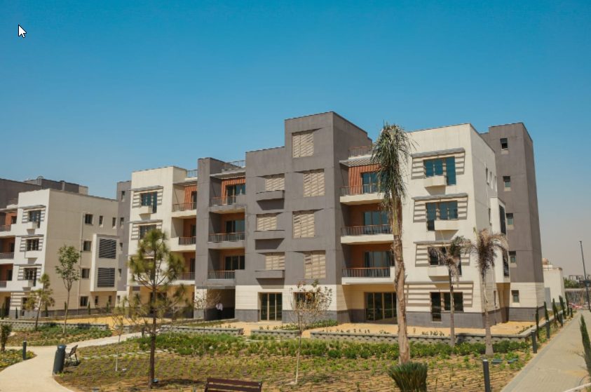 Clubside apartment in District 5 with garden in New Cairo