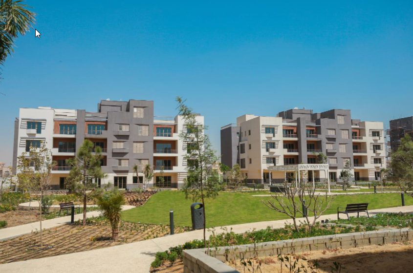 Clubside apartment in District 5 with garden in New Cairo